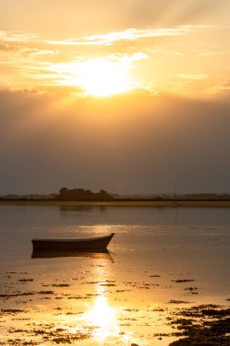 Morbihan körfezindeki Arz adası, gün doğumunda panorama.