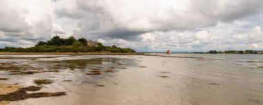 Brittany, Morbihan körfezinin manzarası, Ile aux Moines 'in manzarası, güzel bir gökyüzü
