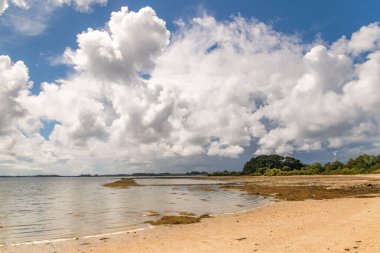 Brittany, Morbihan körfezinin manzarası, Ile aux Moines 'in manzarası, güzel bir gökyüzü