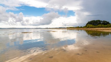 Brittany, Morbihan körfezinin manzarası, Ile aux Moines 'in manzarası, güzel bir gökyüzü