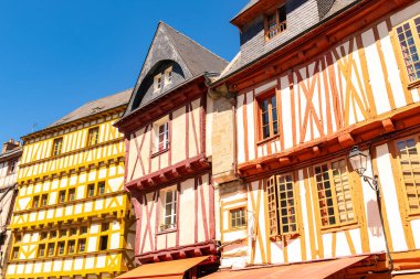 Vannes, Brittany 'deki güzel şehir, eski ahşap evler, renkli yüzler.