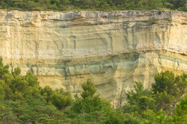 Roussillon 'da, Provence' de renkli bir manzara.