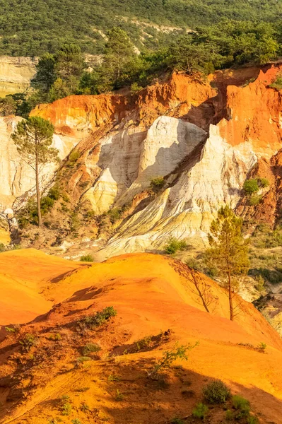 Roussillon 'da, Provence' de renkli bir manzara.