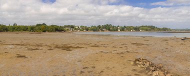 Brittany, Morbihan körfezindeki Ile aux Moines adası, kilise ve Port-Miquel sahilleri sular çekildiğinde