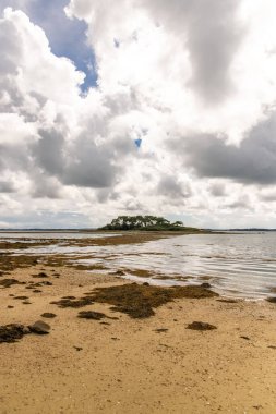 Brittany, Morbihan körfezinin manzarası, Ile aux Moines 'in manzarası, güzel bir gökyüzü