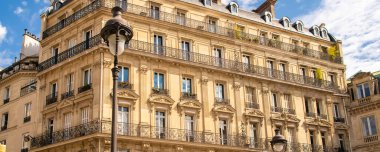 Paris, tipik cepheler ve caddeler, Montmartre 'deki güzel binalar.