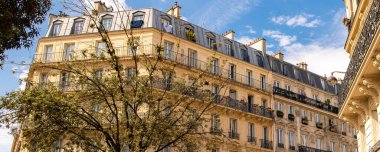 Paris, tipik cepheler ve caddeler, Montmartre 'deki güzel binalar.