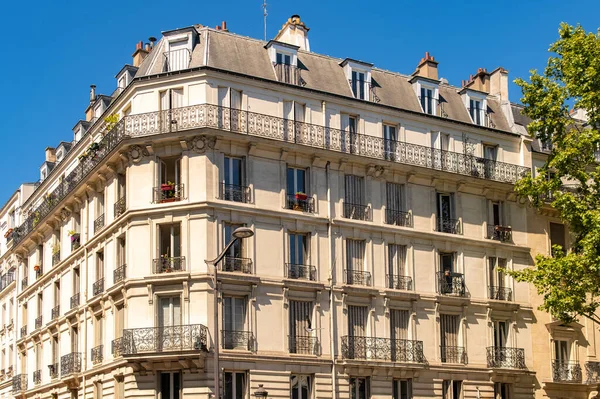 美しい建物 典型的なパリのファサード — ストック写真