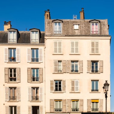 Paris, tipik cepheler ve caddeler, Montmartre 'deki güzel binalar.