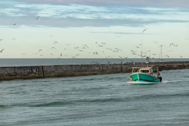 Saint-Gilles-Croix-de-Vie, Vendee 'de, tipik bir balıkçı teknesi sabah limana dönüyor.