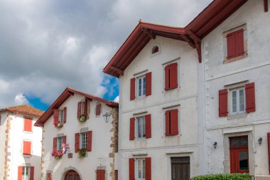 Bask bölgesindeki Ainhoa köyündeki tipik evler.