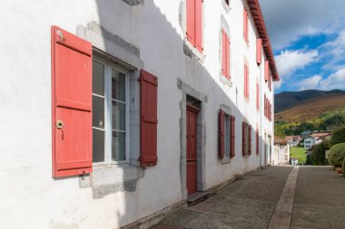 Bask bölgesindeki Ainhoa köyündeki tipik evler.