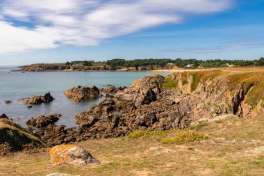 Fransa 'daki Yeu Adası, güzel bir manzara, kayalıkları ve kayaları olan bir sahil.