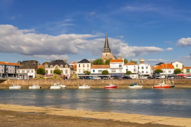 Saint-Gilles-Croix-de-Vie, Vendee 'de, tipik liman ve kilise.