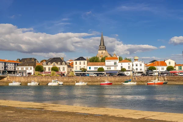 Saint-Gilles-Croix-de-Vie, Vendee 'de, tipik liman ve kilise.
