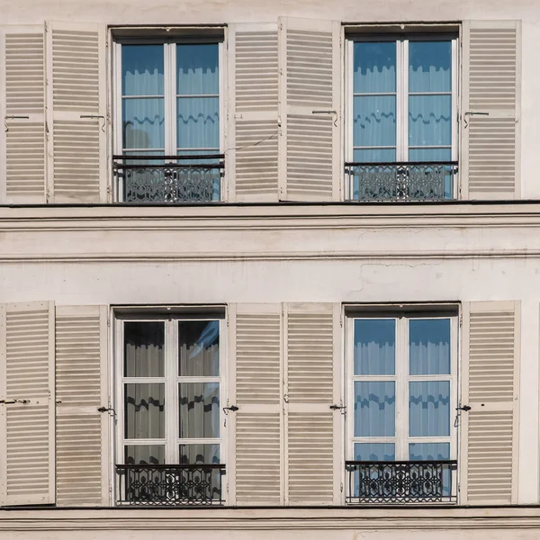 Париж Типичный Фасад Геометрия Окон — стоковое фото