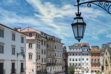 Coimbra, Portekiz 'in güzel şehri, tarihi merkezde tipik evler.
