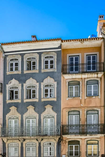 Coimbra, Portekiz 'in güzel şehri, tarihi merkezde tipik evler.