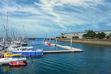 Cherbourg-en-Cotentin, Normandiya 'nın güzel şehri, liman, gemiler ve balıkçı tekneleri.