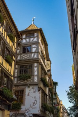 Fransa 'da Strasbourg, renkli evleri olan eski şehir merkezi, tipik sokak.