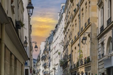 Paris, Marais 'deki tipik binalar, Saint-Denis caddesi, Fransız başkentinin merkezi.