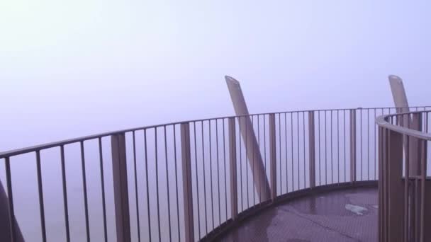 In cima alla torre nella nebbia — Video Stock