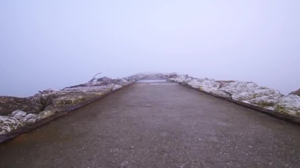 Dike op de zee in het midden van de mist — Stockvideo