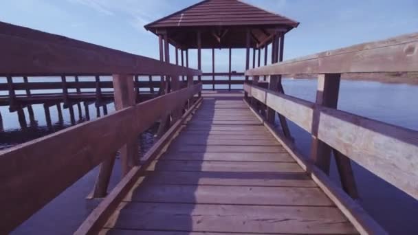 Houten constructie op het water met een prachtige lagune-panorama — Stockvideo