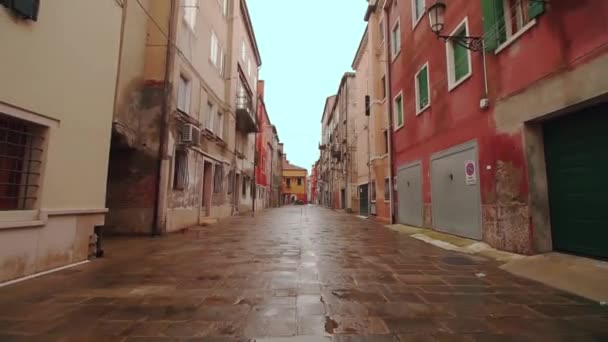 Lege calle van de historische stad Venetië lagune, Chioggia — Stockvideo