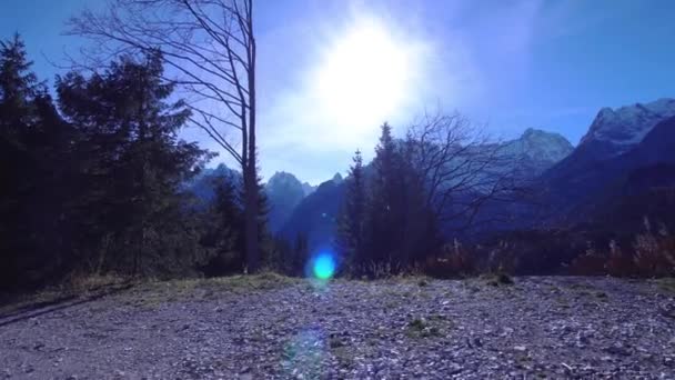 Sunrise onder de aard van de bergen van de Alpen — Stockvideo