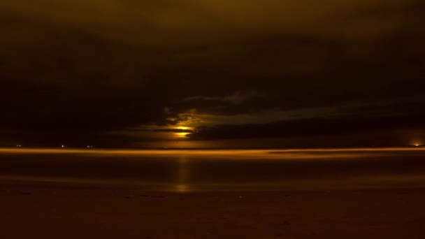 Bela timelapse da lua subindo no mar à noite com suas belas reflexões — Vídeo de Stock