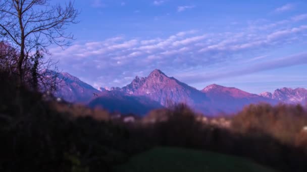 Gün batımında İtalyan Alplerinin ortasından Timelapse — Stok video