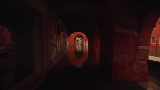 Passage under the water filled porticoes of the historic city - Chioggia — Stock Video