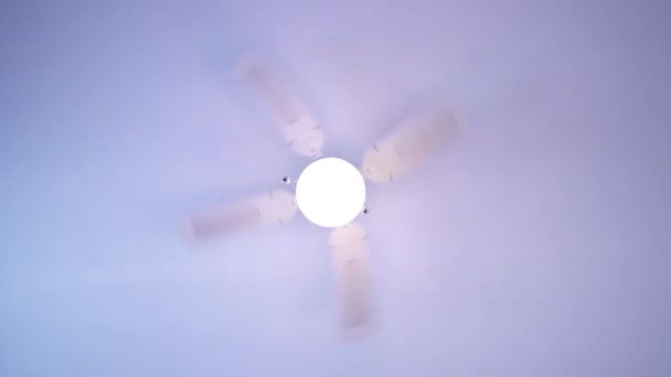 De plafondventilator draait snel met de lamp op — Stockvideo