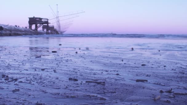 Een aantal sleutels wordt geworpen op het zand van het strand — Stockvideo