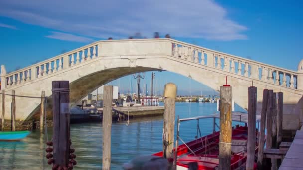 Oude brug aan de Italiaanse gracht in timelapse — Stockvideo