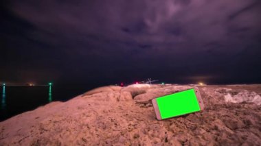 Smartphone ile yeşil perde ile arka planda timelapse