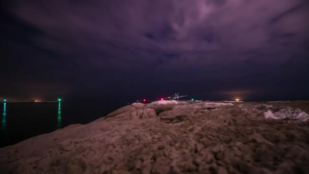 Дамба на море в ночи — стоковое видео