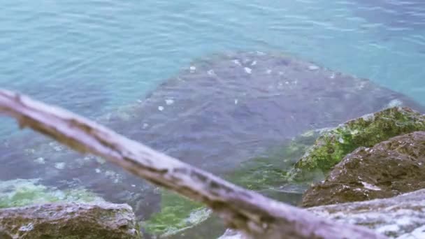 Pedras do dique sob a água do mar — Vídeo de Stock