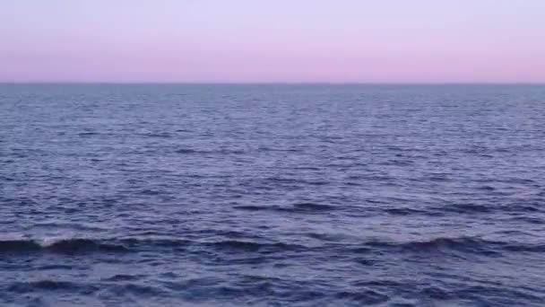 Skyline nad oceanem na zachodzie słońca — Wideo stockowe