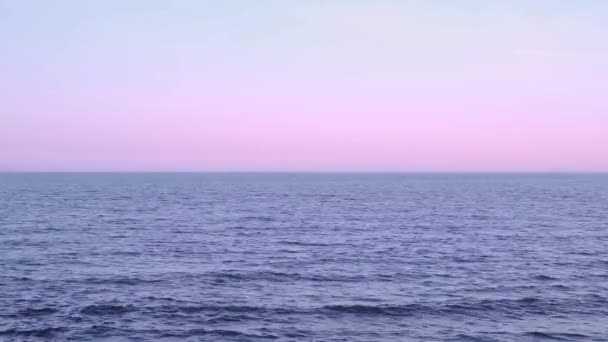 夕暮れ時の海にスカイライン — ストック動画