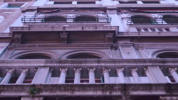 Bela arquitetura de um edifício em Veneza — Vídeo de Stock