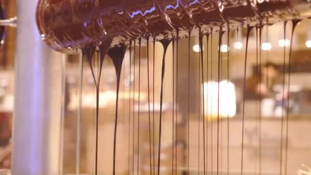 Machine processen en creatie van chocolade — Stockvideo