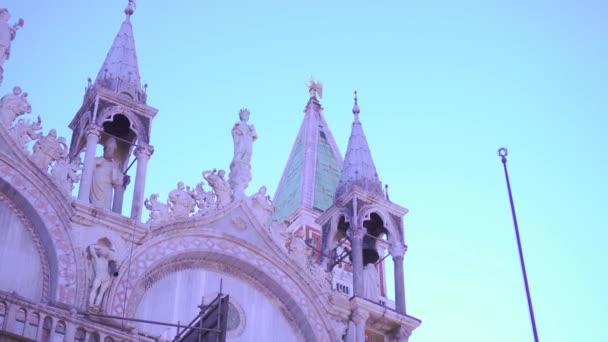 Klokkentoren van San Marco achter de basiliek — Stockvideo