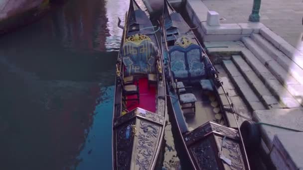 Två Venedig gondoler flyta på vatten — Stockvideo