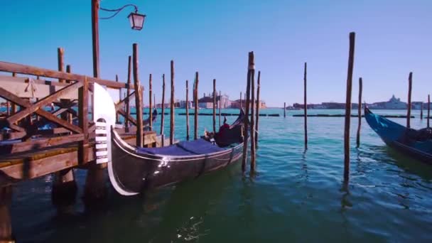 La góndola veneciana flota en el agua — Vídeos de Stock