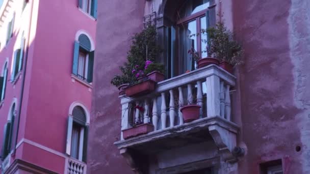 Klein balkon van het huis van Venetië — Stockvideo