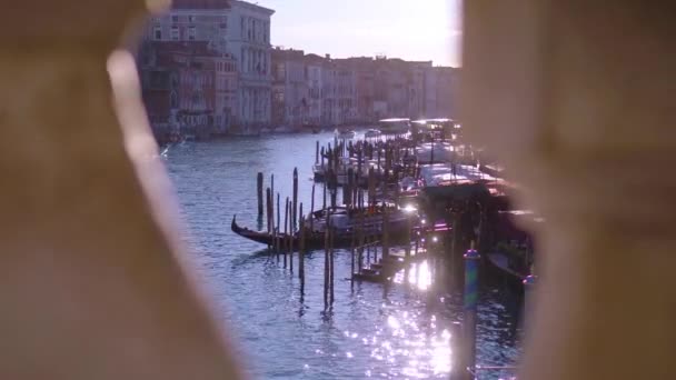 Canal Grande van Venetië van de Rialto-brug — Stockvideo