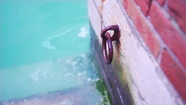 Vägg i en byggnad i Venedig badade av vattnet i kanalen — Stockvideo
