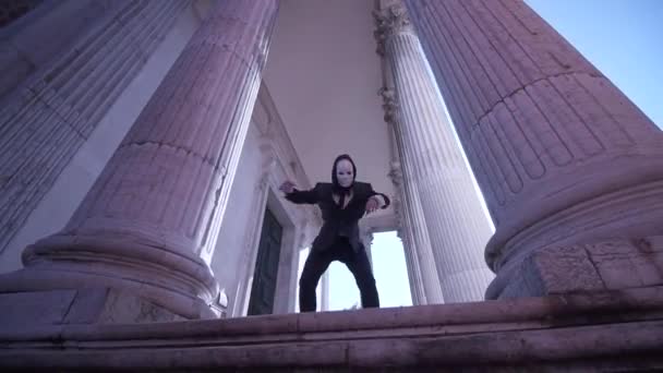 Zamaskowana osoba tańczy w Wenecji — Wideo stockowe
